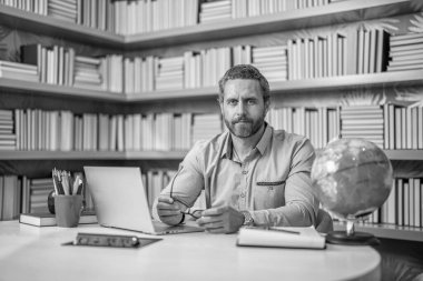 Yükseköğretim bilgisayarında okul milenyum öğretmeniyle çevrimiçi uzaktan eğitim almak..