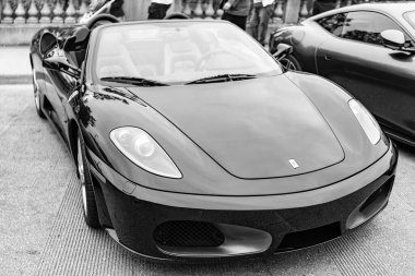 Chicago, Illinois - 29 Eylül 2024: Ferrari 360 Spider siyah rengi. Ferrari 360 caddeye park etmiş. Köşeden bak. Lüks Ferrari 360 Chicago 'da