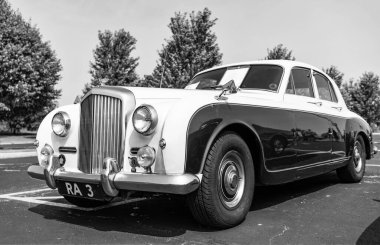 Chicago, Illinois, ABD - 08 Eylül 2024: Bentley S1 Continental retro araç, köşe görüş. Retro araba. Klasik Bentley S1 Continental araba. Chicago 'da Bentley S1 Continental