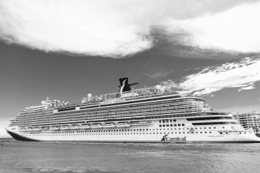 Miami, Florida, ABD - 9 Haziran 2024: Karnaval yolcu gemisi. Gemi turu ve deniz seyahati. Gemi Miami limanından ayrılıyor. Karnaval Horizon yolcu gemisi yolculuğu. Yaz tatilinde gemi turu. Deniz yoluyla seyahat etmek.