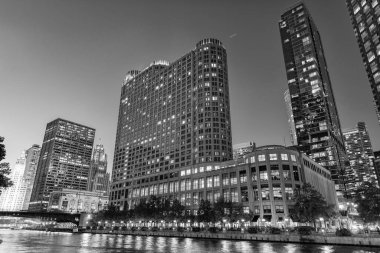 Chicago gece şehri. Gökdelen mimarisi. Gece iş gökdeleninde. Şehir merkezindeki gökdelen. Şehir mimarisi. Şehir gecesi aydınlatılmış bina. Modern cam bina.