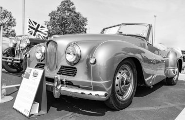 Chicago, Illinois, ABD - 08 Eylül 2024: Jowett Jupiter Mk1 üstü açılabilir araç, köşe manzaralı. Retro spor araba. Üstü açık Jowett Jupiter Mk1 arabası. yeşil Jowett Jüpiter Mk1 Chicago 'da