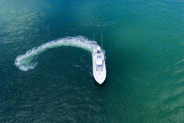 Lüks bir yat kiralama şirketi. Motorlu yat lüks gemi. Deniz motoru. Deniz yaz tatili. Hava motorlu teknesi. Yat teknesi turu. Lüks tekne yatı. Sürat teknesi denizde. Lüks bir tatil..