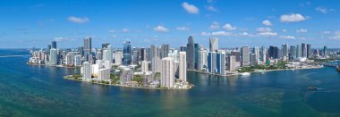 Miami 'nin gökyüzü manzarası. Brickell Miami 'nin Panorama şehri. Florida sahil şeridinin insansız hava aracı görüntüsü. Gökdelenleri olan Miami gökdelenleri. Yazın Miami 'nin hava manzarası