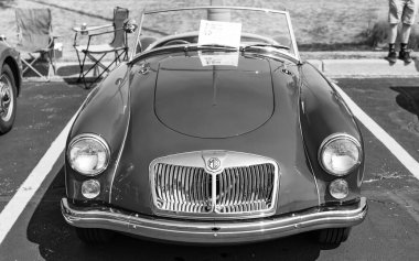 Chicago, Illinois, ABD - 08 Eylül 2024: MG MGA üstü açılabilir spor araba, ön görüş. Retro kırmızı spor yara izi. Üstü açık MG MGA arabası. Chicago 'da MG MGA