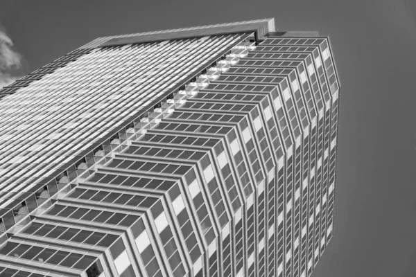 İş gökdeleni binası. Mimari inşaat sektörü. Cam gökdelen. Şehir mimarisi. Ofis binasının mimarisi. Perspektif gökdeleni. Sürdürülebilir cam yapısı.