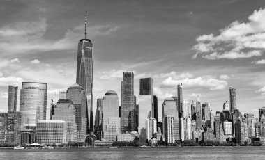 New York finans bölgesi manzarası Paulus Kanca İskelesi Jersey City, New Jersey 'de. New York, ABD. Manhattan, New York, New York, New York, Skyline. New York 'taki Lower Manhattan ve One World Trade Center, New Jersey Panoramic view on Manhattan