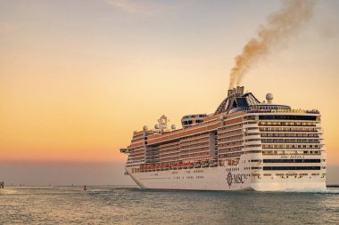 Miami, Florida, ABD - 21 Aralık 2024: Gemi turu ve deniz yolculuğu. Gemi deniz manzaralı limandan ayrılıyor. MSC Divina yolcu gemisi yolculuğu. Yaz tatilinde gemi turu. MSC seyahat şirketinde..