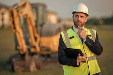 İnşaat alanı. Erkek mimar. Mühendis müdürü teftiş yapıyor. Mühendislik müfettişi. Bina denetleyicisi tarafından teftiş. Proje detayları. Denetmen mühendis. Boşluğu kopyala.
