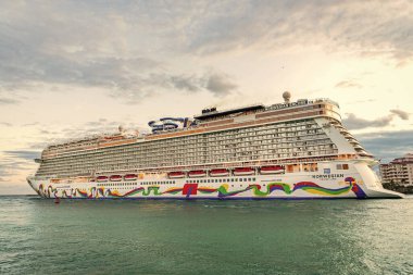 Miami, Florida, ABD - 23 Aralık 2024 Yaz Tatili Gezisi. Norveç yolcu gemisi. Gemi turu ve deniz seyahati. Gemi seyahate koyuluyor. Norveççe Tekrar Yolcu Gemisi Yolculuğu.