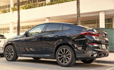 Miami, Florida, ABD - 23 Kasım 2024 BMW X6 çapraz otomobil. Lüks araba, siyah BMW X6 tipi. BMW X6 dışarıda park halinde. BMW X6, köşe görünümü.