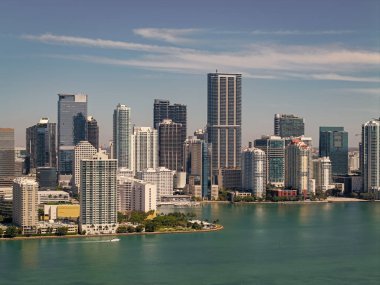 Gökdelen mimarisi olan Brickell Skyline. Şehir silüeti. Rıhtım şehri. Florida, Brickell Key 'den Miami' ye. Şehir merkezinde bir gökdelen. Şehir manzarası silüeti. Miami 'deki Brickell binası..