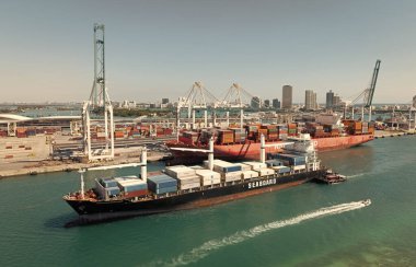 Miami, Florida, ABD - 20 Mart 2025: Miami deniz limanı. Monrovia konteynırı gemisi. Kargo Seaboard Explorer konteynır gemisi, hava manzaralı. Yük konteynırı kargo gemisi ve römorkör. Kargo gemisi.