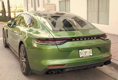 Miami, Florida, ABD - 20 Aralık 2024: Porsche Panamera 2019 Gran Turismo spor fastback otomobil. Porsche Panamera 'nın lüks arabası. Porsche Panamera 'nın arabası dışarıda park edilmiş. Porsche Panamera, köşe görünümü.