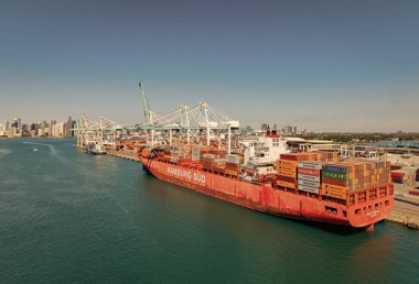Miami, Florida, ABD - 20 Mart 2025: Kargo gemisi. Miami limanı. Konteyner ihracat gemisi. Kargo Hamburg Sud konteynır hizmetleri Miami 'de, hava manzaralı. Kargo gemisinde nakliye konteynırı.
