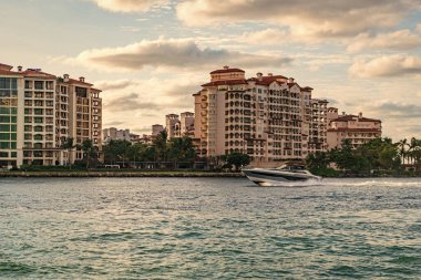 Yat marinaya gidiyor. Tekne ve yat gezisi. Lüks bir yaşam tarzı. Fisher Adası 'nda lüks bir binada yat. Yaz tatili. Fisher Adası Binası. Lüks motorlu tekne yatı. Turistik bölge.