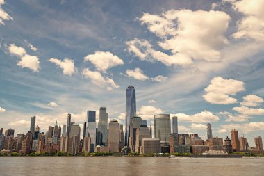 Manhattan güzel silueti, New York, Birleşik Devletler. New York City, Manhattan Skyline ile Hudson Nehri üzerinde, New York City, ABD New York şehrinin Manhattan şehir merkezindeki ufuk çizgisi