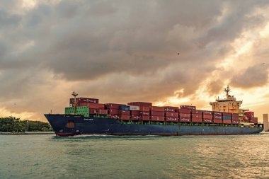 Miami, Florida, ABD - 16 Aralık 2024 Kargo Chloe D Monrovia konteynır, sevkiyat lojistiği. Kargo gemisinde nakliye konteynırı. Kargo gemisi. Günbatımında Miami Limanı. Konteyner gemisi.