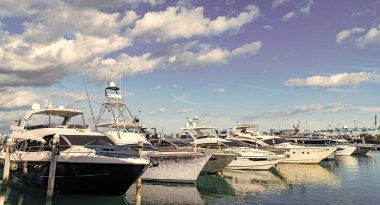 Lüks bir yaşam tarzı. Denizdeki sürat teknesi. Yaz tatili. Lüks marina. Sefer teknesi denizde yüzüyor. Tekne turizmi. Deniz marinası. Lüks yat marinası. Limanda tekneler.