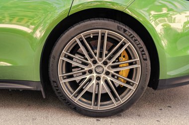 Miami, Florida, ABD - 20 Aralık 2024: Porsche Panamera 2019 Gran Turismo spor fastback otomobil. Porsche Panamera 'nın lüks arabası. Porsche Panamera 'nın arabası dışarıda park edilmiş. Porsche Panamera, tekerlek manzaralı.