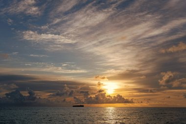 Sahilde romantik bir yaz tatili. Gün doğumu gökyüzü ufku. Gemi ile deniz batımı manzarası. Yaz tatilinde bulutlu gün batımı gökyüzü ve deniz manzarası. Deniz gündoğumuyla gökyüzü. Deniz doğasında sakin bir ufuk..