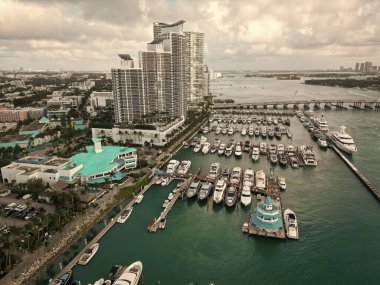 Özel tekne manzaralı. Lüks deniz teknesi olan liman limanı. Miami 'deki yat kulübü ve yat limanı. Özel yatı ve teknesi olan lüks bir yat limanı. Limanda rıhtımda bir yat var. Miami 'de lüks yaz tatili.