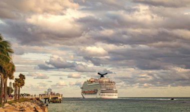 Miami, Florida, ABD - 23 Aralık 2024: gemi turu ve deniz yolculuğu. Gemi Miami limanından ayrılıyor. Sihirli Karnaval yolcu gemisi yolculuğu. Yaz tatilinde gemi turu. Karnaval yolcu gemisi.
