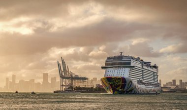 Miami, Florida, ABD - 16 Aralık 2024: Norveç yolcu gemisi yolculuğu. Yaz tatilinde gemi turu. Norveç yolcu gemisi. Gemi turu ve deniz seyahati. Gemi Miami limanından ayrılıyor..