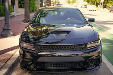 Miami, Florida, ABD - 17 Aralık 2024: Siyah 2023 Dodge Charger GT arabası. Dodge Charger GT tipi lüks bir araba. Dodge Charger GT 'nin arabası, dışarıda park edilmiş. Dodge Charger GT, ön görünüm.