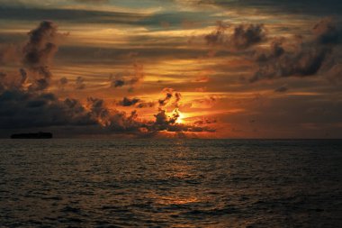Gün doğumu gökyüzü ufku. Deniz batımı manzaralı. Yaz tatilinde bulutlu gün batımı gökyüzü ve deniz manzarası. Deniz gündoğumuyla gökyüzü. Deniz doğasında sakin bir ufuk. Bora bora. Sahilde romantik bir yaz tatili..