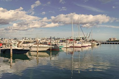Miami plajına demir atmış bir yat. Marina lüks şehir manzarası. Limanda kiralık bir yat. Yat marinası. Lüks yat kiralama. Miami limanı marinası. Yazın lüks bir yat gezisi. Miami Körfezi.