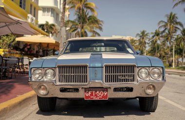 Miami, Florida, ABD - 06 Aralık 2024: Oldsmobile Cutlass Supreme 442 retro car. Oldsmobile Cutlass Supreme 'in eski arabası. Araba Oldsmobile Cutlass dışarı park etmiş. Oldsmobile Cutlass, ön manzara.