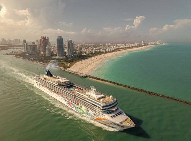 Miami, Florida, ABD - 31 Mart 2025: Denize açılan gemi. Norveç Pearl yolcu gemisi yolculuğu. Yaz tatilinde gemi turu. Norveç yolcu gemisi. Gemi turu ve deniz yolculuğu..