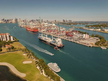 Miami, Florida, ABD - 20 Mart 2025: Kargo Seaboard konteynır gemisi, hava manzaralı. Yük konteynırı kargo gemisi ve römorkör. Kargo gemisi. Miami limanı. Konteynır Monrovia gemisi.