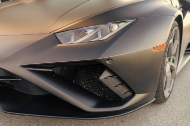 Miami, Florida, ABD - 19 Aralık 2024: Lamborghini Huracan EVO 'nun spor arabası. Lamborghini Huracan 'ın siyah arabası açık hava, açık görüş. 2021 Lamborghini Huracan EVO üstü açık spor araba.