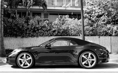 Miami, Florida, ABD - 11 Aralık 2024: Mavi Porsche 911 üstü açık araba. Porsche 911 tipi üstü açık lüks bir araba. Porsche 'nin arabası dışarıda park edilmiş. Porsche, yan görünüm.