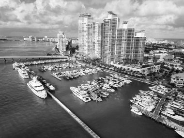 Yaz tatili. Lüks Güney Sahili marinası. Lüks bir yat. Miami güney sahili manzaralı. Yat kulübü. Marina Miami, Florida 'da. Biscayne Körfezi. Lüks yatı olan Miami marinası. Marina limanı.