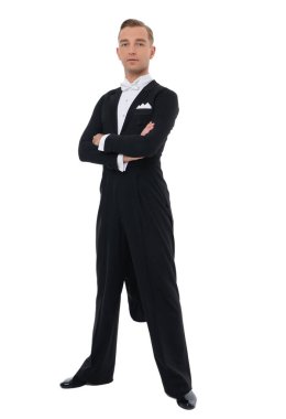 Smokinli profesyonel balo dansçısı. Dans valsi resmi kıyafetleri. Balo dansı dansçısı. Spor dansı. Dans eden adam beyazda izole edilmiş. Balo dansçısı vals yapıyor. Dans eden adam valsi.