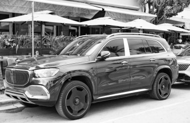 Miami, Florida, ABD - 16 Aralık 2024 Mercedes Benz Maybach GLS 600 'ün kırmızı lüks SUV arabası. Mercedes Benz 'in arabası dışarıda park edilmiş. Mercedes Benz GLS kırmızı renk, yan görünüm. Mercedes Benz GLS SUV araba.