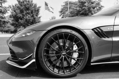 Chicago, Illinois, ABD - 08 Eylül 2024 Aston Martin V8 Vantage F1 model üstü açılır araba, tekerlek manzaralı. Aston Martin V8 Vantage. Üstü açık Aston Martin V8 Vantage spor arabası