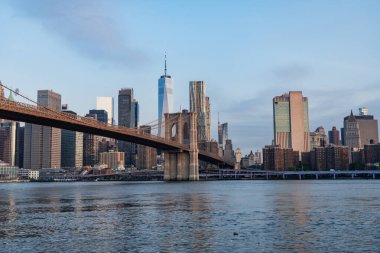 Gökdelen mimarisi olan Manhattan şehir manzarası. Brooklyn köprüsünden Manhattan 'a. New York 'un şehir mimarisi. New York 'un Brooklyn Köprüsü. Brooklyn dönüm noktası.