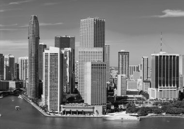 Miami silueti. Miami gökdelen şehri. Miami şehrinin ufuk çizgisi Brickell anahtarı. Miami şehir merkezinde. Gökdelen binası. Şehir merkezindeki şehir manzarası. Seyahat güzergahı. Şehir mimarisi.