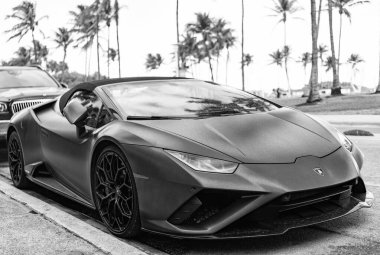 Miami, Florida, ABD - 16 Aralık 2024 Lamborghini Huracan üstü açılabilir spor araba. Lamborghini Huracan EVO 'nun spor arabası. Lamborghini Huracan 'ın Matt Blue arabası. Açık hava, köşe manzaralı..