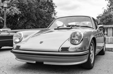 Chicago, Illinois - 29 Eylül 2024 1972 Porsche 911T Coupe sokağa park etti. altın metalik 1972 Porsche 911T Coupe.