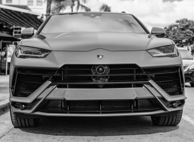 Miami, Florida, ABD - 08 Aralık 2024: Luxur yeşil renkli Lamborghini Urus S tipi spor araba. Lamborghini Urus 'un arabası dışarıda park halinde. Lamborghini Urus, köşe manzaralı. 2024 Lamborghini Urus S SUV arabası.