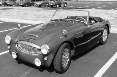 Chicago, Illinois, ABD - 08 Eylül 2024: 1962 Austin Healey 3000 iki koltuklu, üstü açılabilir eski araba, köşe manzaralı. Retro araba. Retro Austin Healey 3000 araba. Chicago 'dan Austin Healey