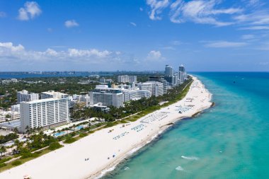 Miamis kumsalının insansız hava görüntüsü. Miami kıyı şeridi. Miami Sahili 'nin ve okyanus dalgalarının geniş bir drone görüntüsü. Miami sahili yukarıdan çekildi. Okyanusa bakan Miami İHA ile tatil beldeleri