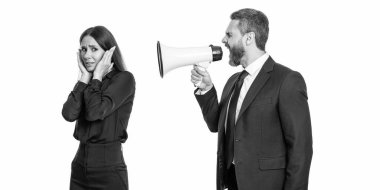 İş adamının terfi konusunda ortağıyla anlaşmazlığı var. İş adamı anlaşmazlığı çözüyor. Rekabet konsepti. iş çatışmasından kaçınmak. Hoparlörden işçiye bağıran işadamı beyazdan izole edilmiş..