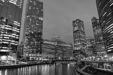 Nehirdeki Chicago gökdelenin mimarisi. Şehir gecesi aydınlatılmış bina. Gökdelen şehir manzarası. Chicago, Illinois 'de bir gece şehri. İş şehri. Chicago gökdelen binasının gece manzarası.