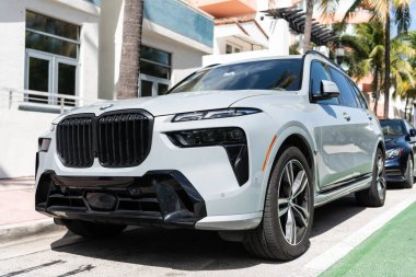 Miami, Florida, ABD - 27 Temmuz 2025: BMW X7 Lüks Spor Aktivite Aracı SAV veya SUV 2023. Lüks SUV veya SAV aracı BMW X7. Araba BMW X7 dışarıda park edilmiş. Gri araba, köşe manzaralı.
